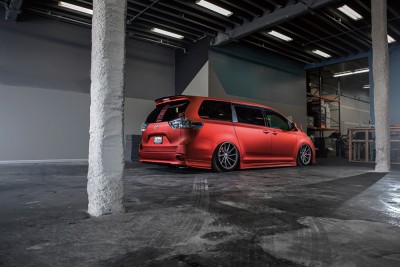 マットレッドのボディカラーとエアサス、ホイール、ブレーキでキメたフットワークがハイライト。オシャレなベンチに交換したセカンドシートに北米的センスを感じる