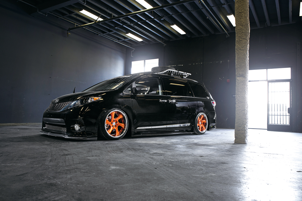 Nor-Ca（l カリフォルニア北エリア）のイベントを中心に活動しているJunior Salientes氏のシエナは、オレンジのホイールがトレードマーク。ルーフラックの使い方が北米的だ