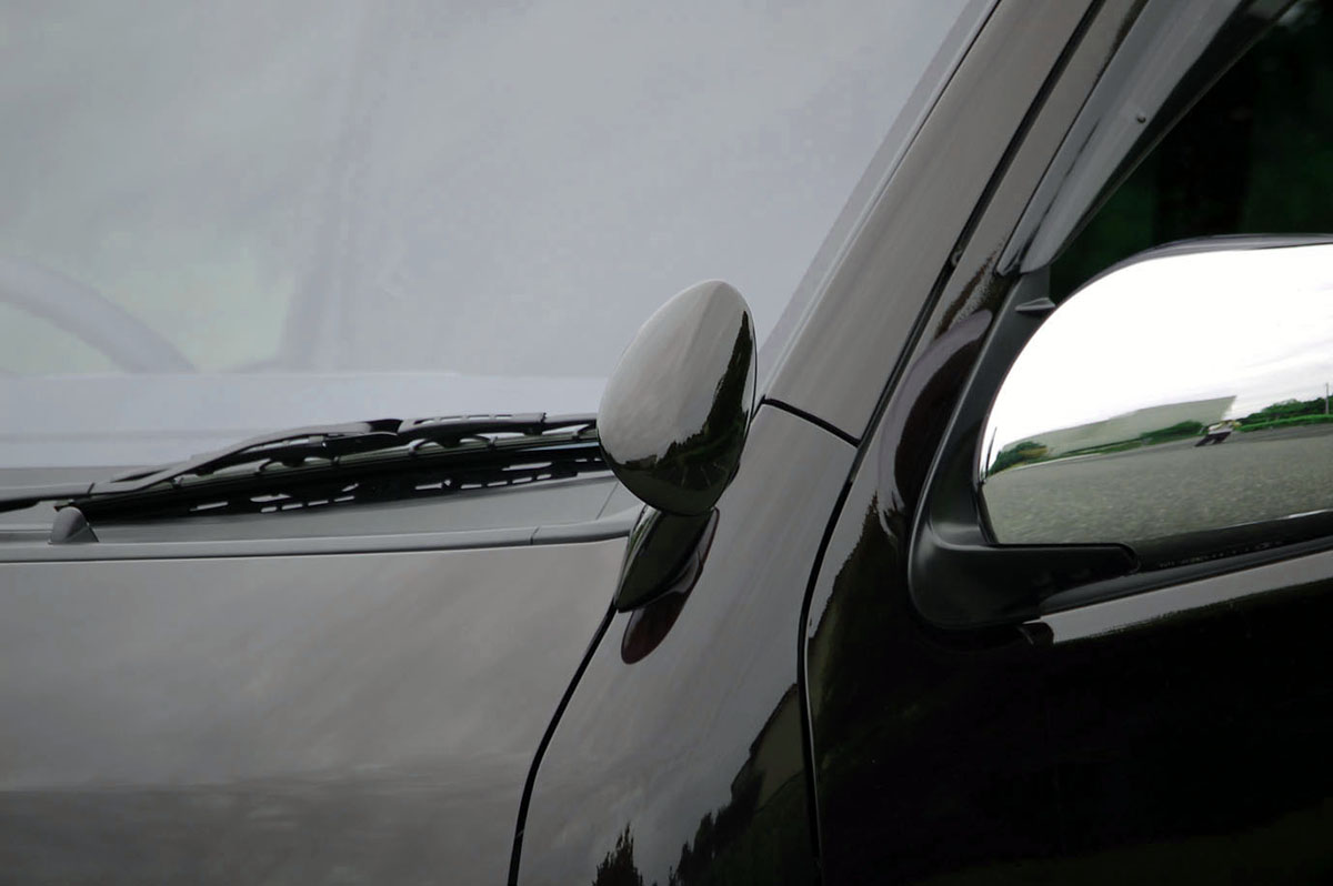 ディーキャトロのトヨタ・ハイエース用「スタイリッシュアンダーミラー