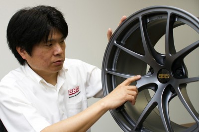 BBS JAPAN 営業企画部 部長 長尾和広氏 「GT500に参戦するS RoadGT-Rに装着される18インチをモチーフにストリート 用をデザイン。レース直系の本格派です」と長尾氏