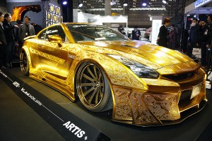 金ピカのGT-Rのボディは特殊メタル塗装と手彫りという職人技で作られる