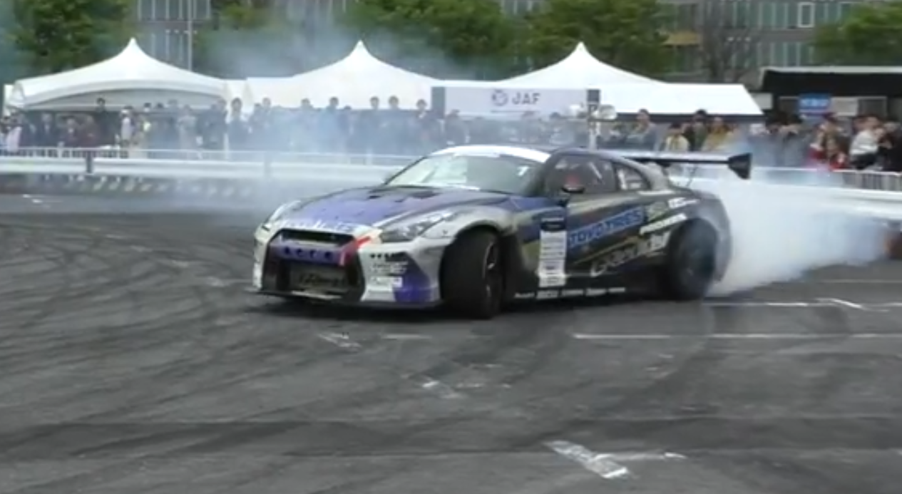 日産R35GT-Rのハイテク技術をすべて捨てたD1マシン【動画