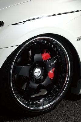 Kブレイクの名作・ハイブリード ファイブスタ。19インチホイールを装着している。スポークの間から見えるのはKブレイクのブレーキキャリパーカバー