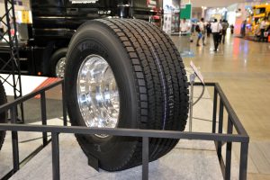 445/55R22.5という超ワイド低偏平タイヤ登場！【ジャパントラックショー】