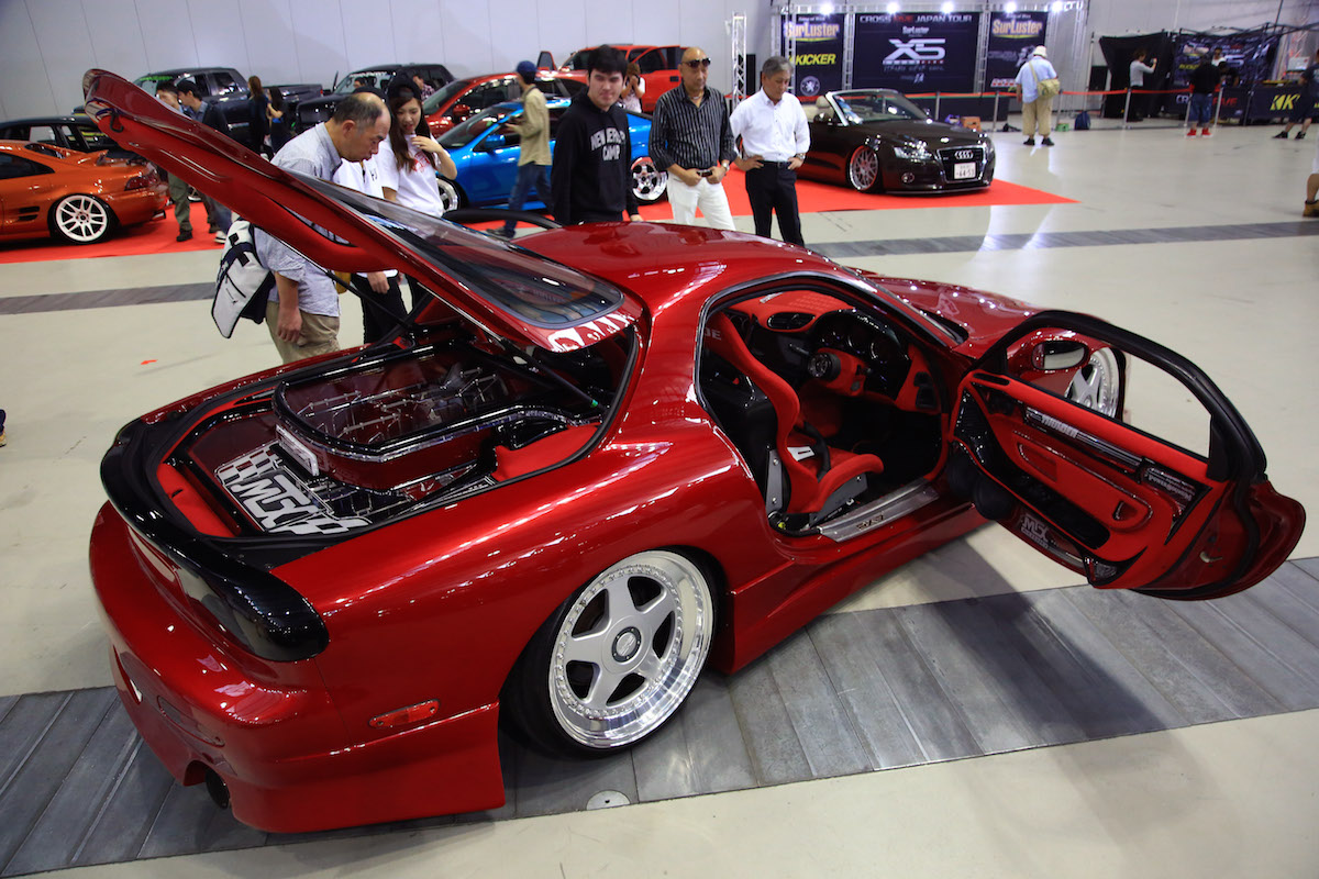 外はスポーティ、中はオーディオというマツダRX-7【クロスファイブ