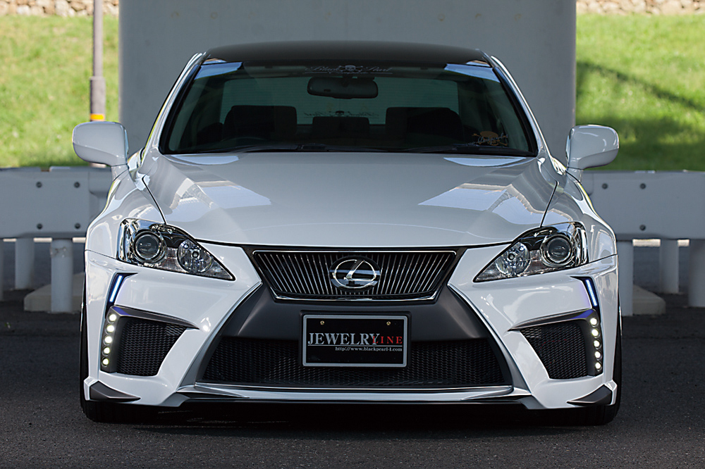 スピンドルの「く」の字部分はグリルの下端よりも少し上げて造形。そうすることで下側の台形を大きく取り、ワイドでシャープなフェイスを実現。ヘッドライトまわりが締まって見える効果もあり