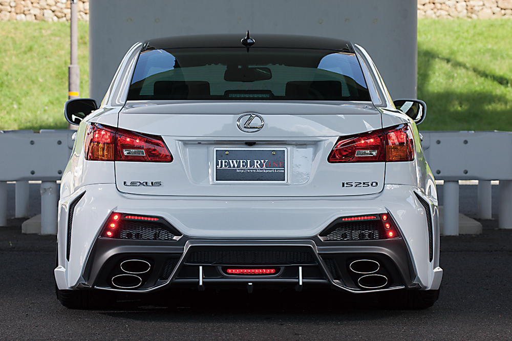 大胆にダクトをあしらい立体感を強調したリアバンパー。まるでスーパーカーのようなその迫力は、圧巻の一言。ボディの存在感を増すトランクスポイラー