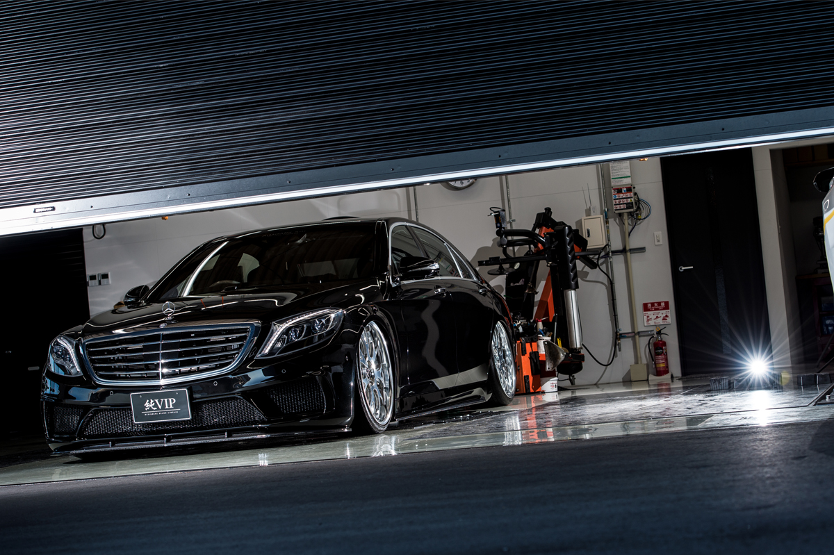 W222型Sクラス」の上質な走り味と『極低車高』を両立 | AUTO MESSE WEB 