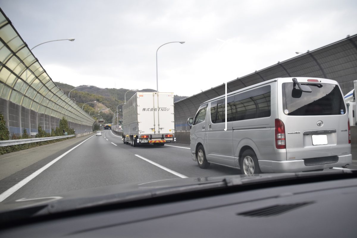 追い越し車線をチンタラ走るクルマ イラッとしません Auto Messe Web カスタム アウトドア 福祉車両 モータースポーツなどのカーライフ情報が満載