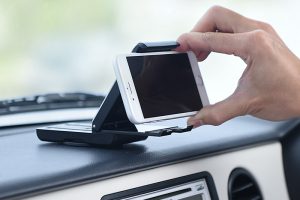 折りたたみ式でスマート設置できる「スマホ車載ホルダー」