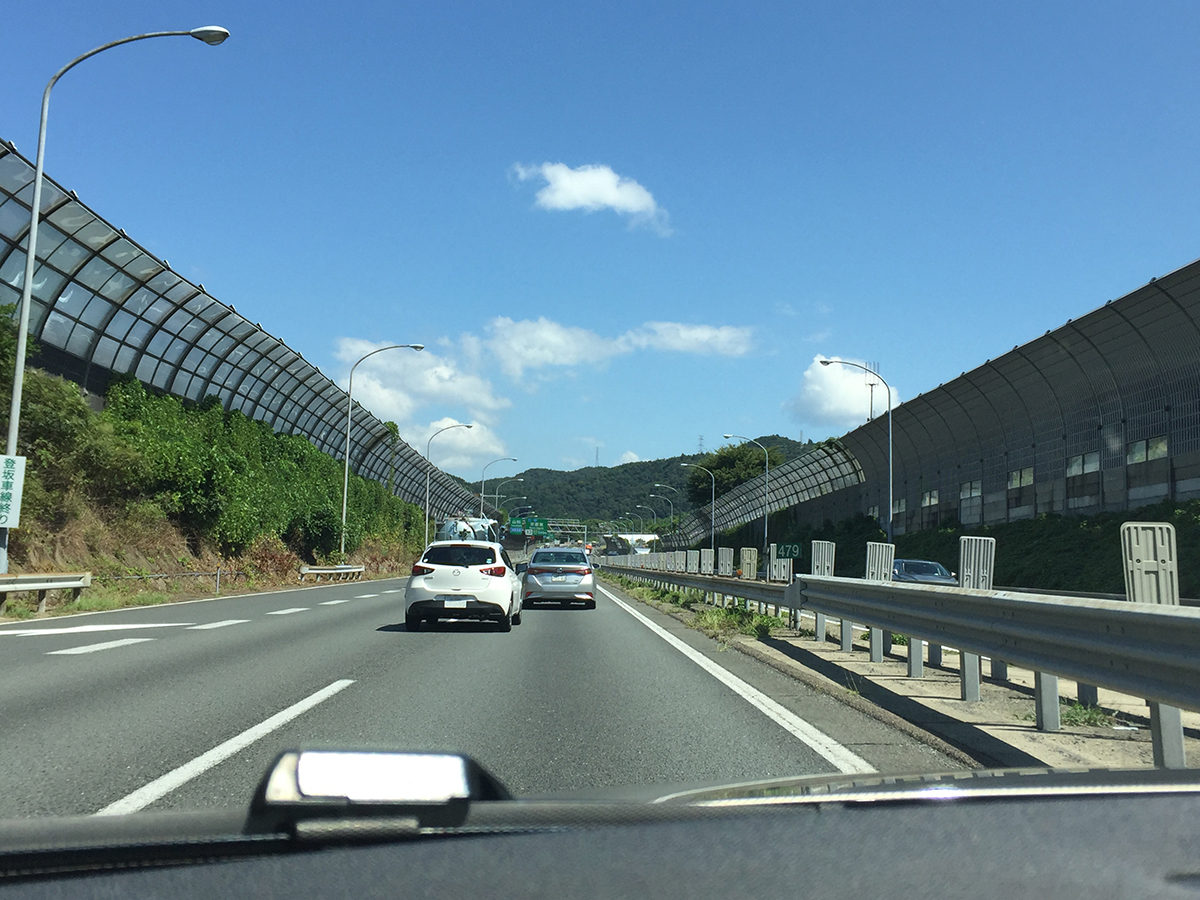 煽り運転 対策 煽られる 車 原因