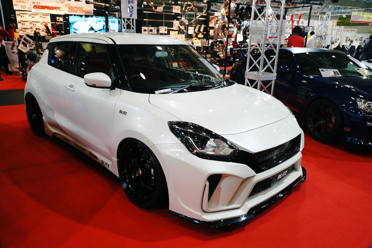 目指すは究極のオールラウンダー！ 「ブリッツ」のスイフトスポーツが登場【大阪オートメッセ2018】 | AUTO MESSE  WEB（オートメッセウェブ） ～カスタム・アウトドア・福祉車両・モータースポーツなどのカーライフ情報が満載～