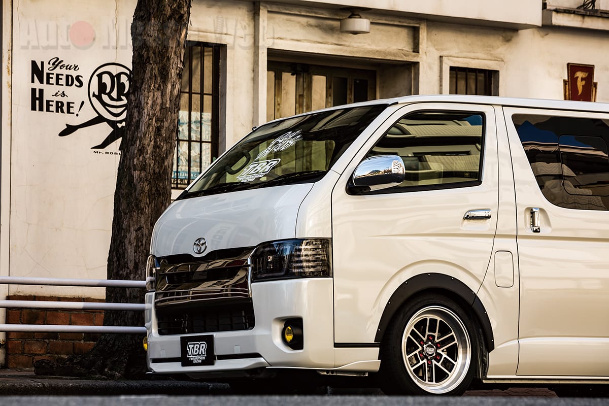 サーキットで映えるトランポをレイブロスが開発！スポーティな