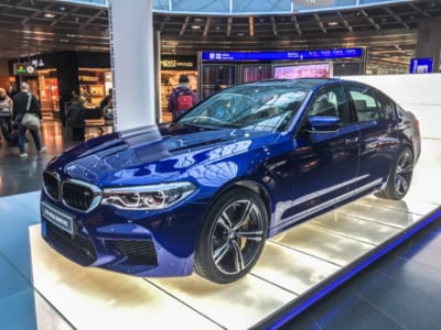 NEW BMW M5、純正、タイヤ、銘柄、ADVAN、V105