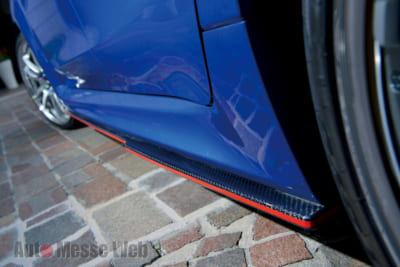 ボンネットエアスクープは純正と交換しボルトで固定するタイプ。センター部分をカーボンルックとしボンネットのワンポイントに効果的