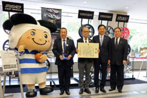 ホイールメーカー「RAYS」へ東大阪市が市長賞詞を贈呈