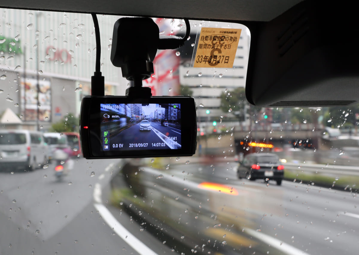 後続車の煽り運転対策に最適 瞬時に録画できる2カメラ式ドライブレコーダー Dvr3100 Auto Messe Web カスタム アウトドア 福祉車両 モータースポーツなどのカーライフ情報が満載