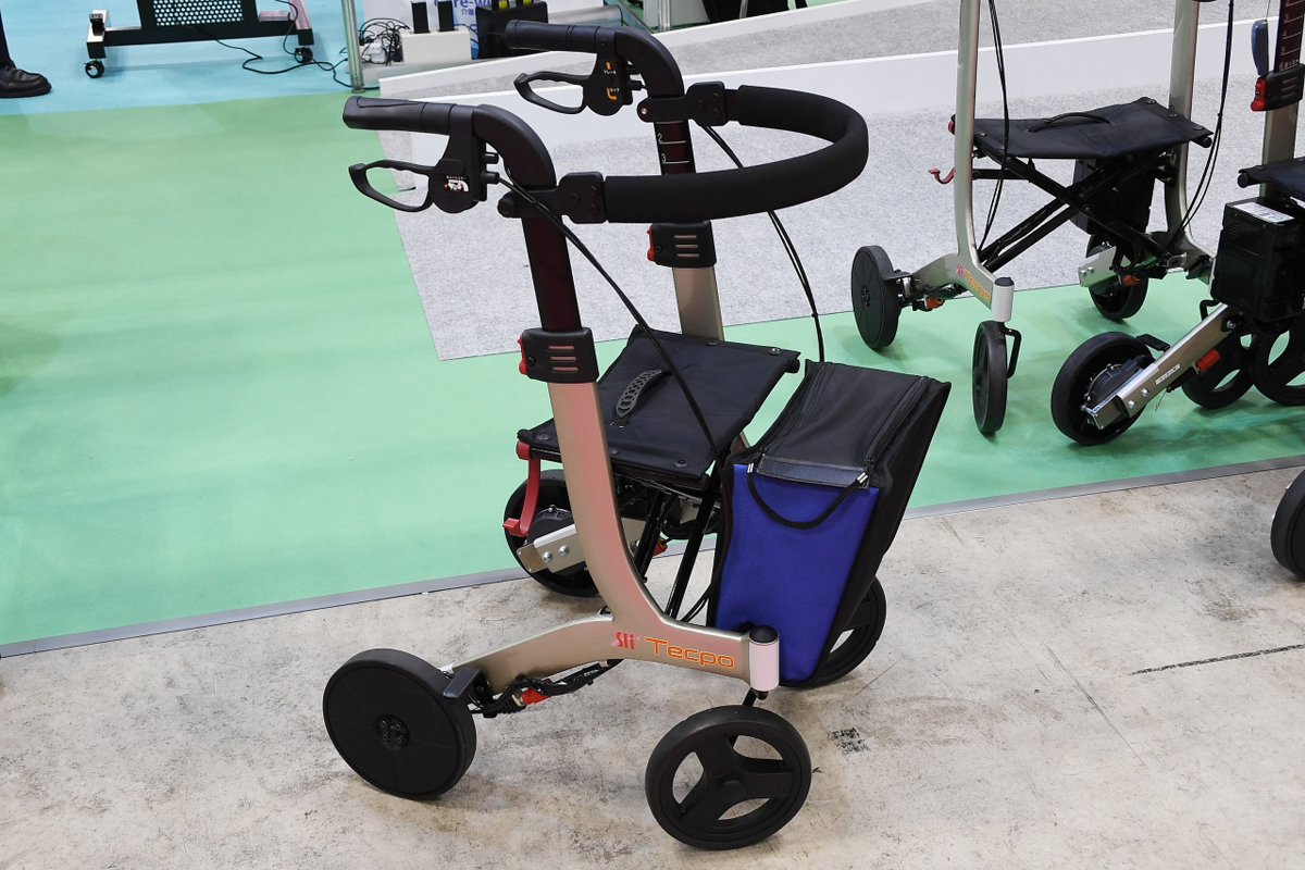 最新「歩行補助車」は高齢者の歩行をモーター制御でアシストする | AUTO MESSE WEB（オートメッセウェブ） ～カスタム・アウトドア・福祉車両 ・モータースポーツなどのカーライフ情報が満載～