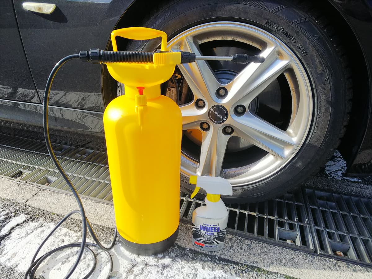 水道のない駐車場のクルマにオススメ！手動式ポンプでワンポイント節水洗車 | AUTO MESSE WEB（オートメッセウェブ）  ～カスタム・アウトドア・福祉車両・モータースポーツなどのカーライフ情報が満載～