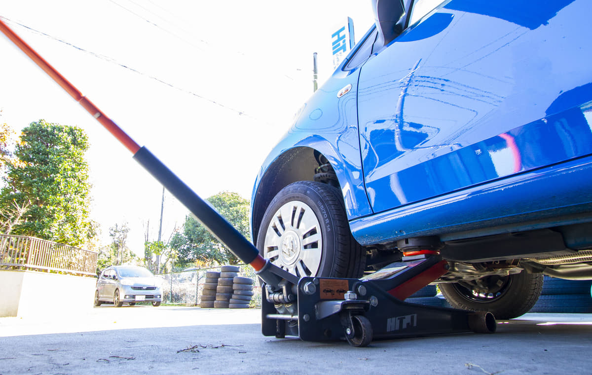 タイヤ交換の効率を高める「油圧ジャッキ」耐荷重は無駄に大きくする必要なし!! | AUTO MESSE WEB（オートメッセウェブ）  ～カスタム・アウトドア・福祉車両・モータースポーツなどのカーライフ情報が満載～