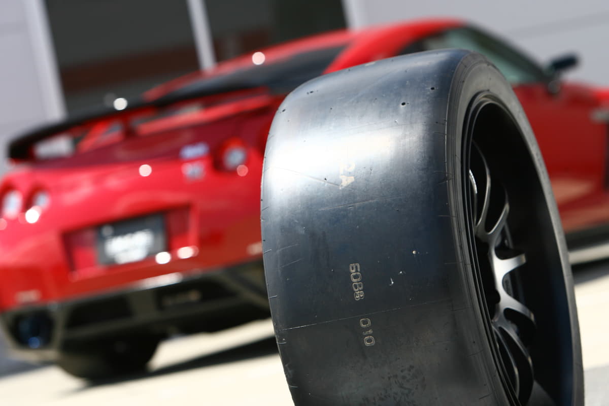 グリップ力は高いのになぜ？ レース用タイヤを公道で使ってはいけない 