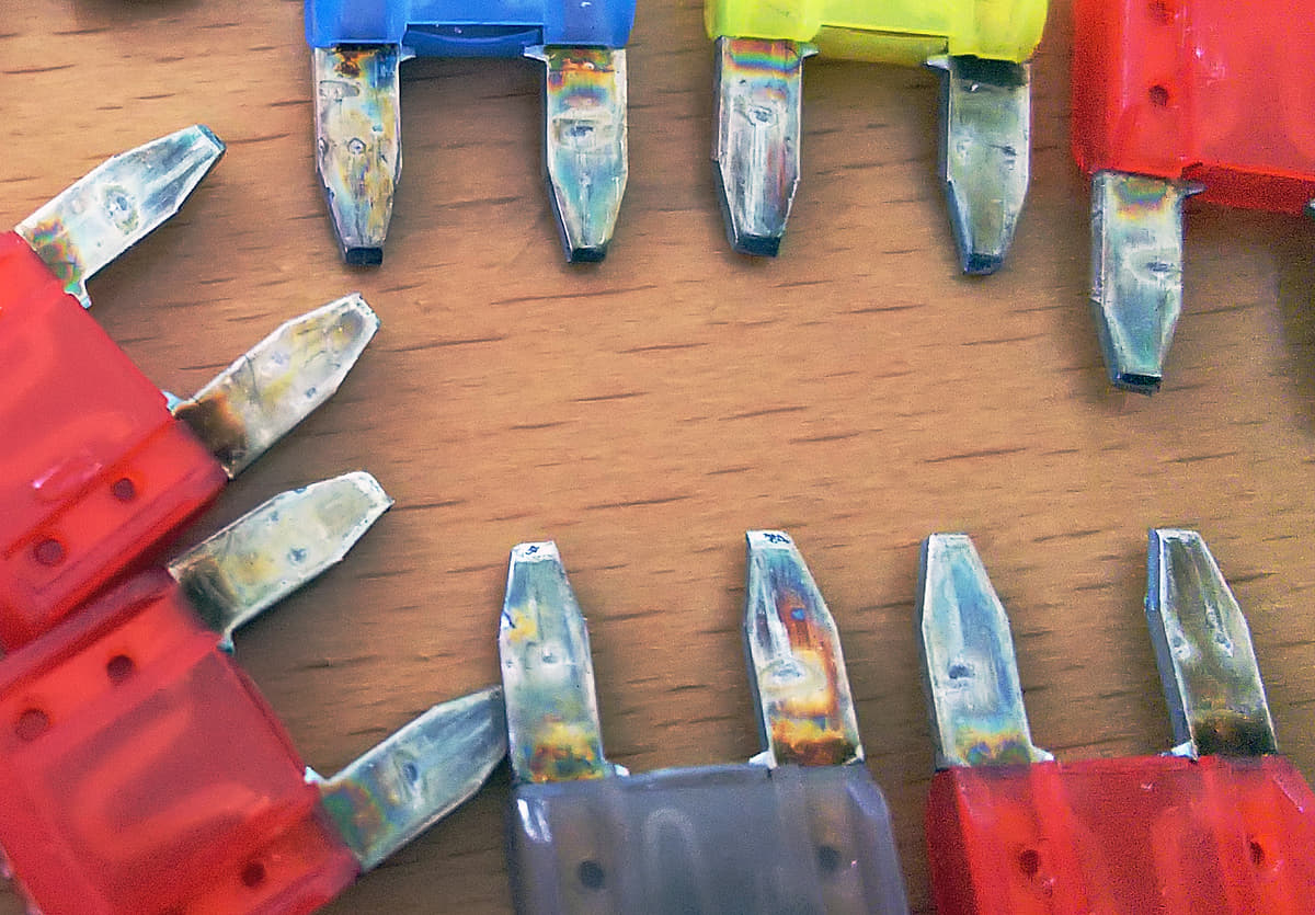 画像ギャラリー 100円からできる愛車リフレッシュ ヒューズ 交換で電通改善するメリットとは 画像6 Auto Messe Web カスタム アウトドア 福祉車両 モータースポーツなどのカーライフ情報が満載