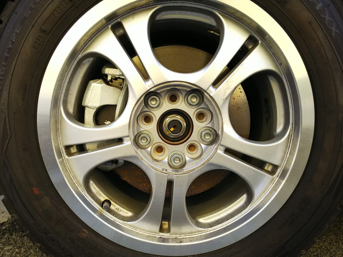 使わない穴は何のため？ 10個もボルト穴があるホイールとは | AUTO 