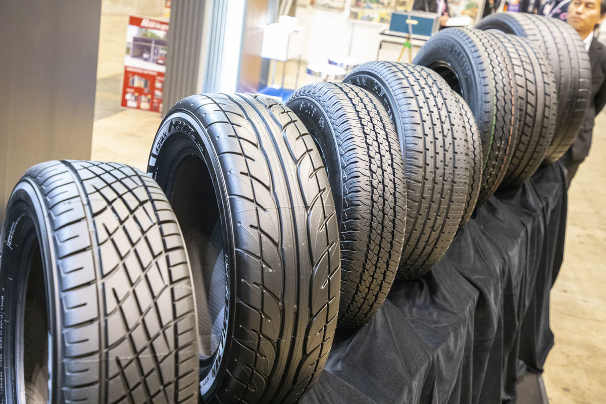 横浜ゴムとミシュラン、往年の名タイヤを復刻させる理由とは | AUTO