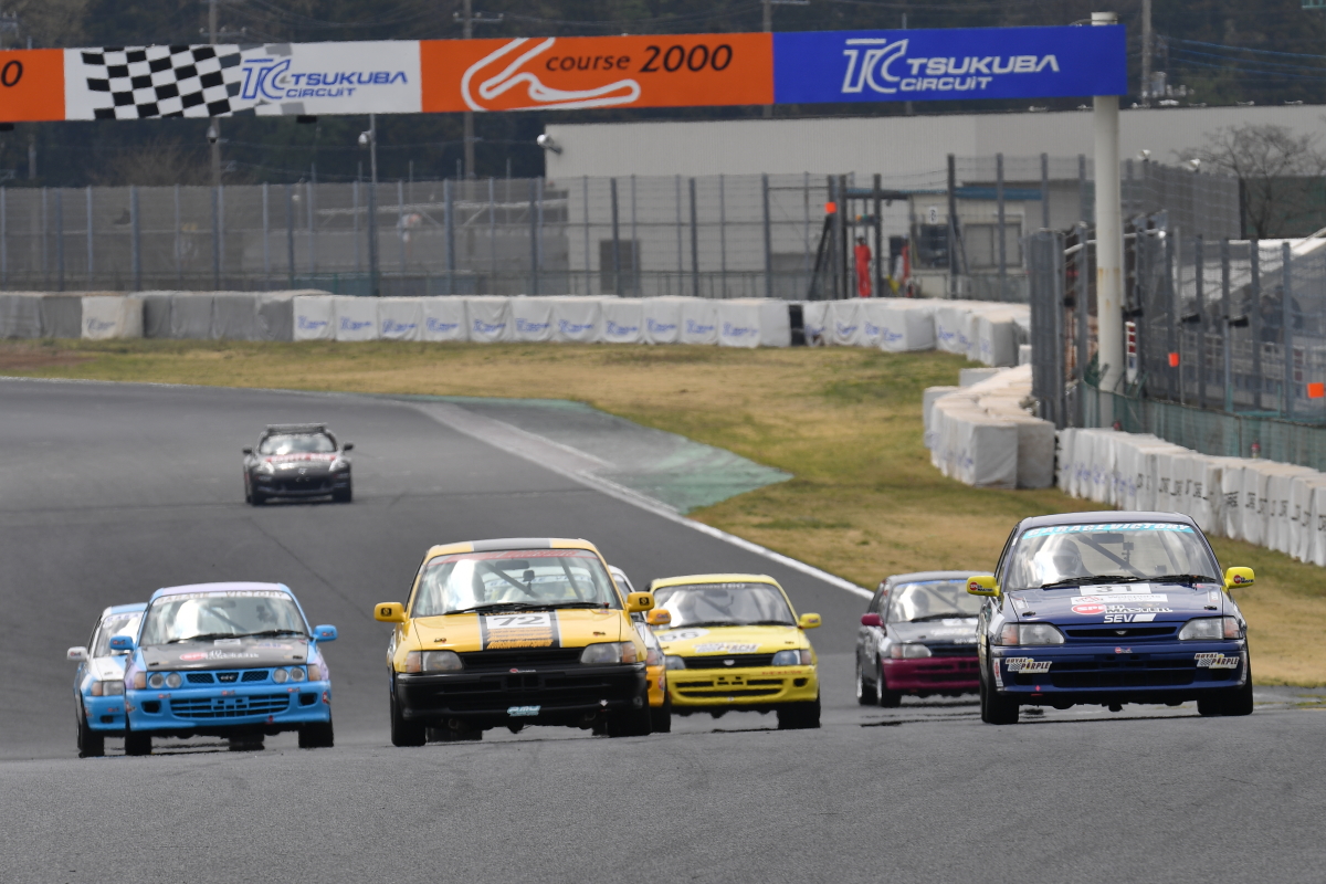 未だ現役！平成元年生まれのトヨタ EP82スターレットが競い合う筑波