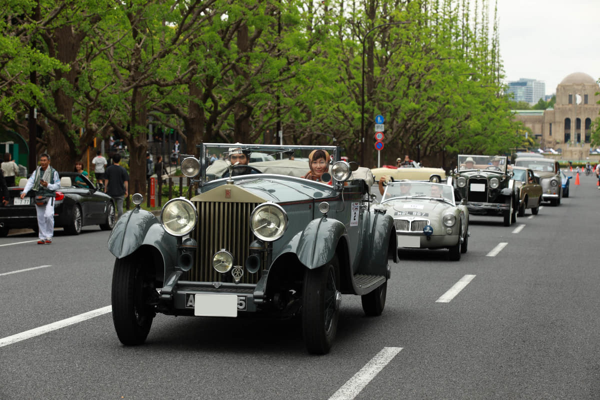 東京の中心を60台の絢爛クラシックカーがパレードラン Auto Messe Web カスタム アウトドア 福祉車両 モータースポーツなどのカーライフ情報が満載
