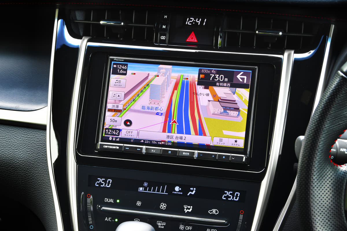 高級カーナビを凌駕する高画質モニター採用！新型「楽ナビ」は使いやす 
