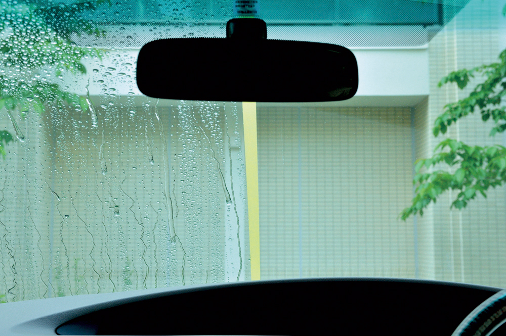梅雨前にやっておきたい窓メンテ ガラス撥水のシリコンとフッ素の違いとは Auto Messe Web カスタム アウトドア 福祉車両 モータースポーツなどのカーライフ情報が満載