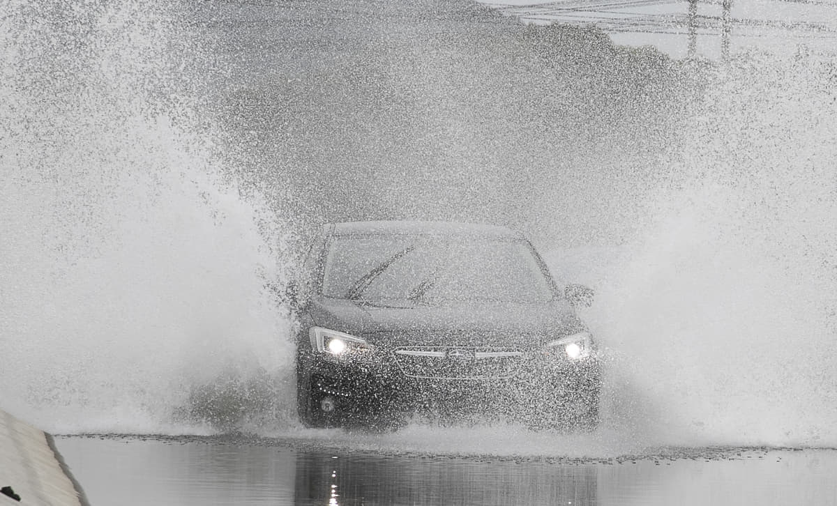 冠水路は徐行するのが鉄則 台風被害から愛車を守る5つのポイント Auto Messe Web カスタム アウトドア 福祉車両 モータースポーツなどのカーライフ情報が満載