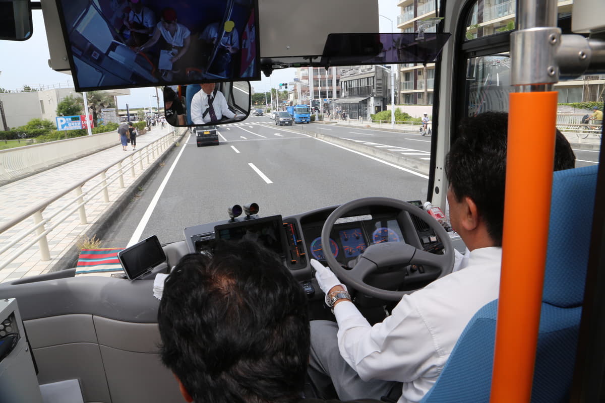信号と連携する自動運転バス試乗 気になったのは減速時の カックン ブレーキ Auto Messe Web カスタム アウトドア 福祉車両 モータースポーツなどのカーライフ情報が満載