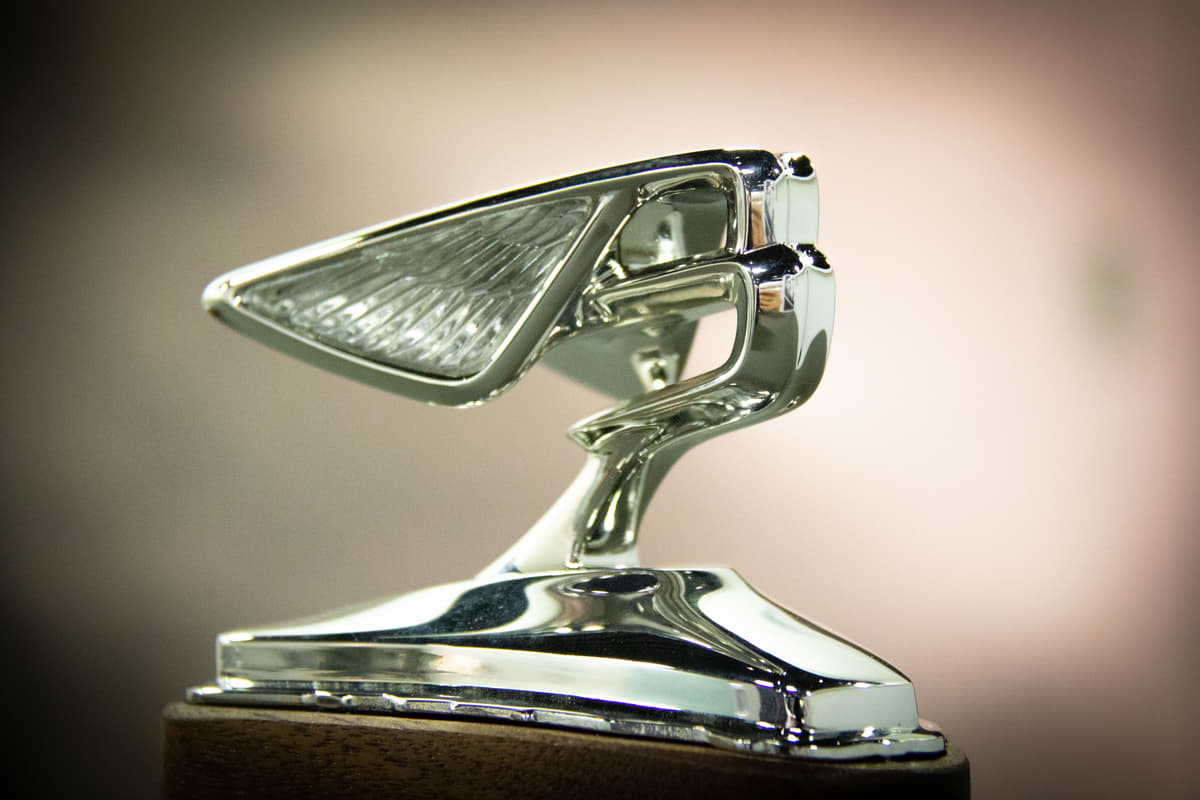 高級車ベントレーの象徴 フライングb 創業100周年を記念に新マスコット披露 Auto Messe Web カスタム アウトドア 福祉車両 モータースポーツなどのカーライフ情報が満載