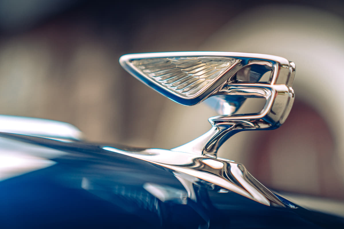 高級車ベントレーの象徴 フライングb 創業100周年を記念に新マスコット披露 Auto Messe Web カスタム アウトドア 福祉車両 モータースポーツなどのカーライフ情報が満載