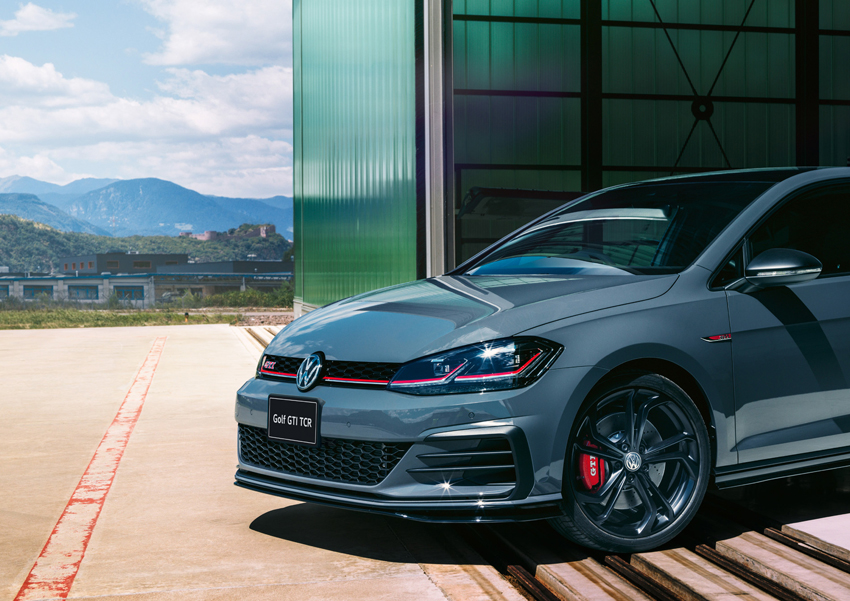 画像ギャラリー Ff史上最強のvw ゴルフ Gti Tcr レースで培った技術をフィードバックした600台限定のホットハッチ 画像19 Auto Messe Web カスタム アウトドア 福祉車両 モータースポーツなどのカーライフ情報が満載