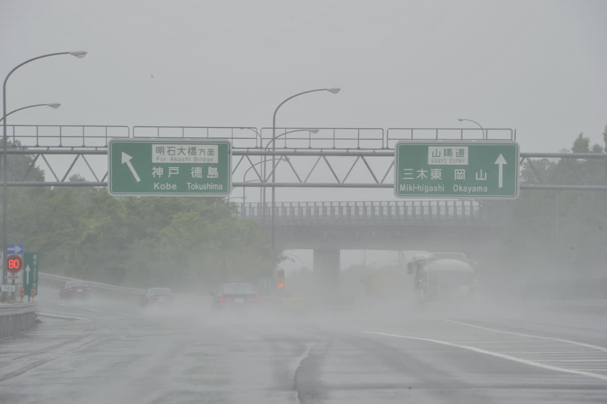 ゲリラ豪雨のときは止まるべき 高速道路上で大雨に遭遇した時の対処法とは Auto Messe Web カスタム アウトドア 福祉車両 モータースポーツなどのカーライフ情報が満載