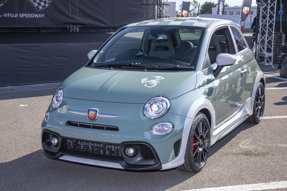 アバルト創立70周年を記念した Abarth 695 70 Anniversario を発表 日本には0台導入 Auto Messe Web カスタム アウトドア 福祉車両 モータースポーツなどのカーライフ情報が満載