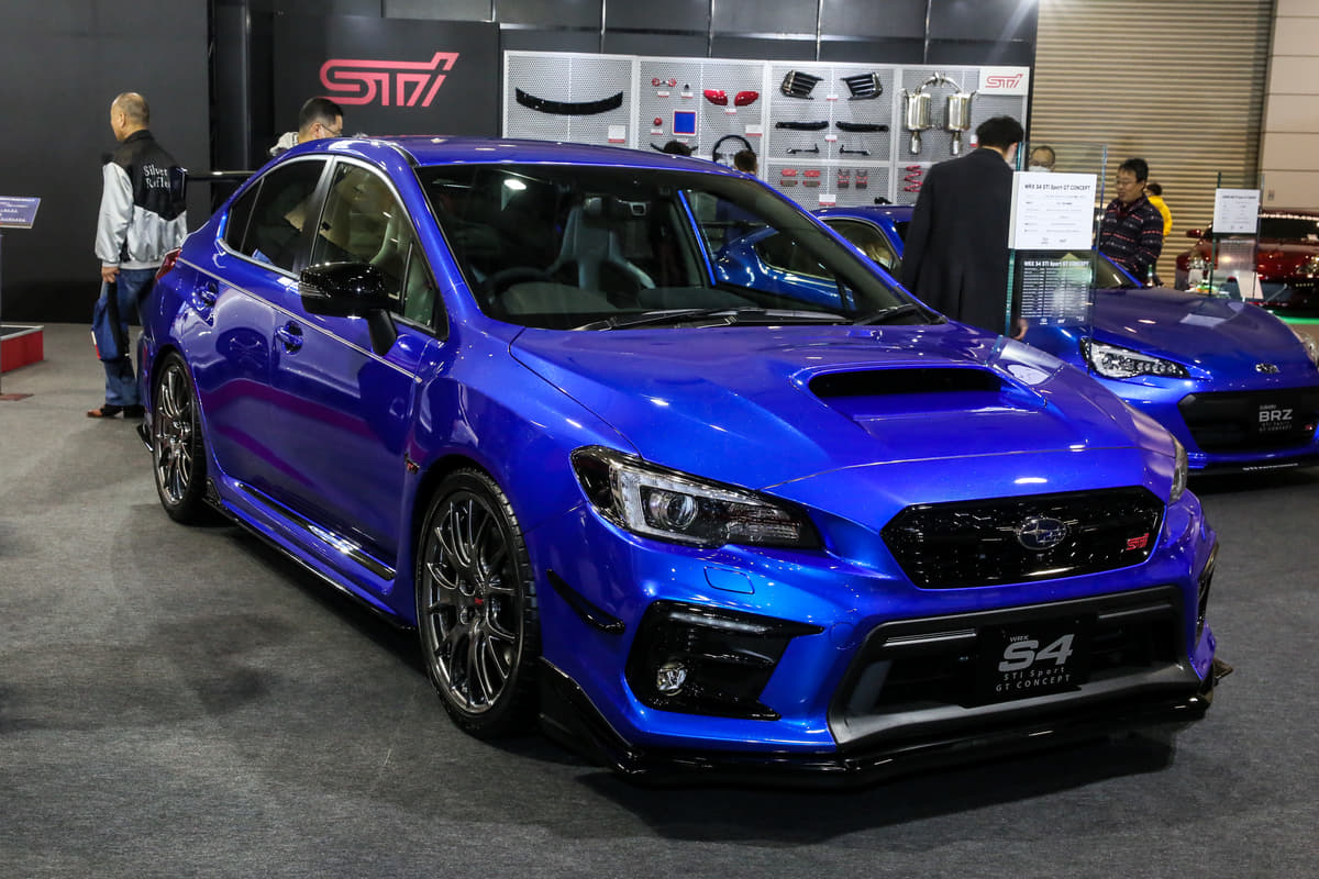 メタリックブルー スポーツカー ボディ 日産、人気スポーツカー「Z」新型車を披露－全面改良した7代目