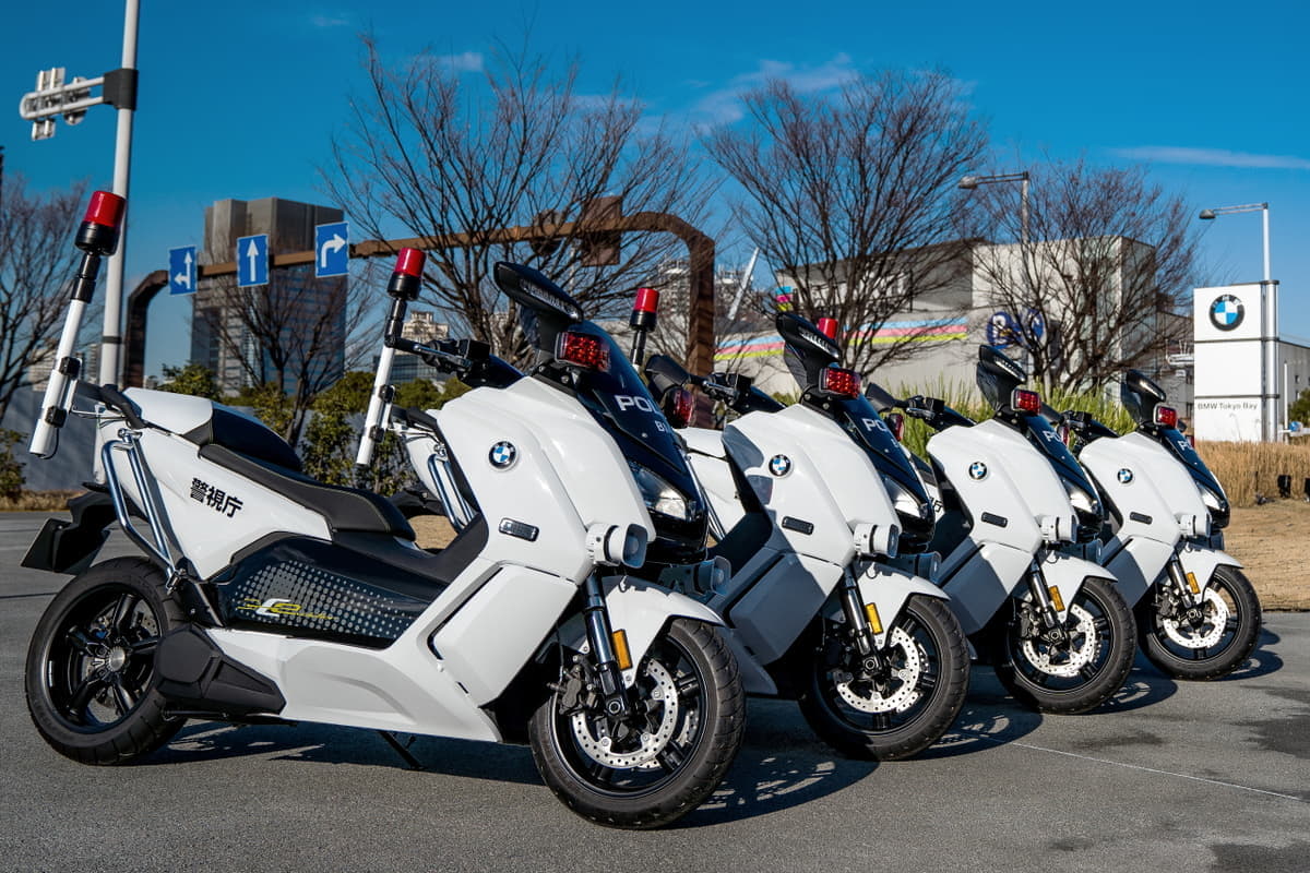 日本の警察車両へ採用！４種類の走行モードを持つ「BMW」の電動スクーター | AUTO MESSE WEB（オートメッセウェブ）  ～カスタム・アウトドア・福祉車両・モータースポーツなどのカーライフ情報が満載～