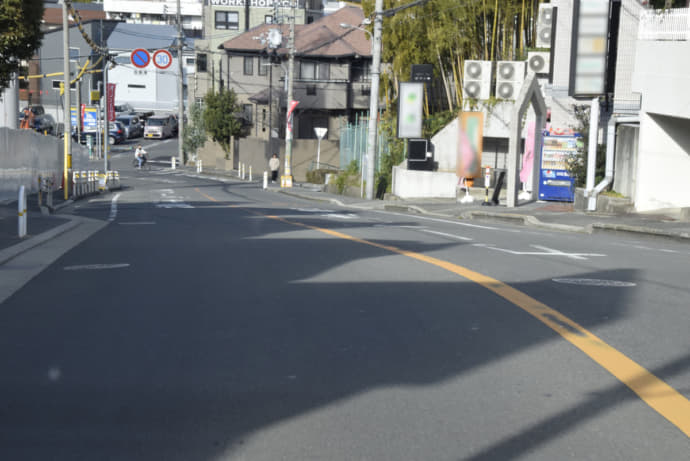 白いセンターライン”はみ出し禁止”