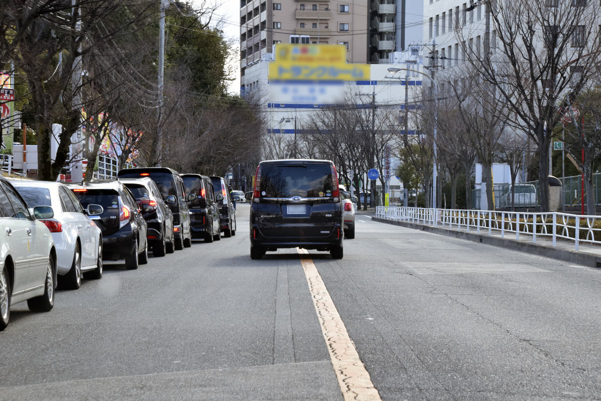 車線にも種類がある 実線 破線 に加えて 白 黄色 の意味とは Auto Messe Web カスタム アウトドア 福祉車両 モータースポーツなどのカーライフ情報が満載