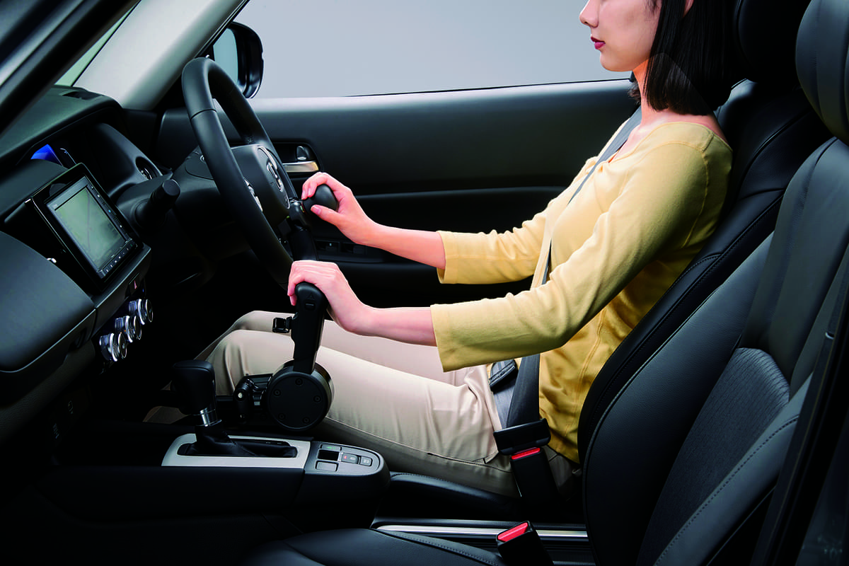 新型フィット、手足の不自由な人のための運転補助装置「テックマチック