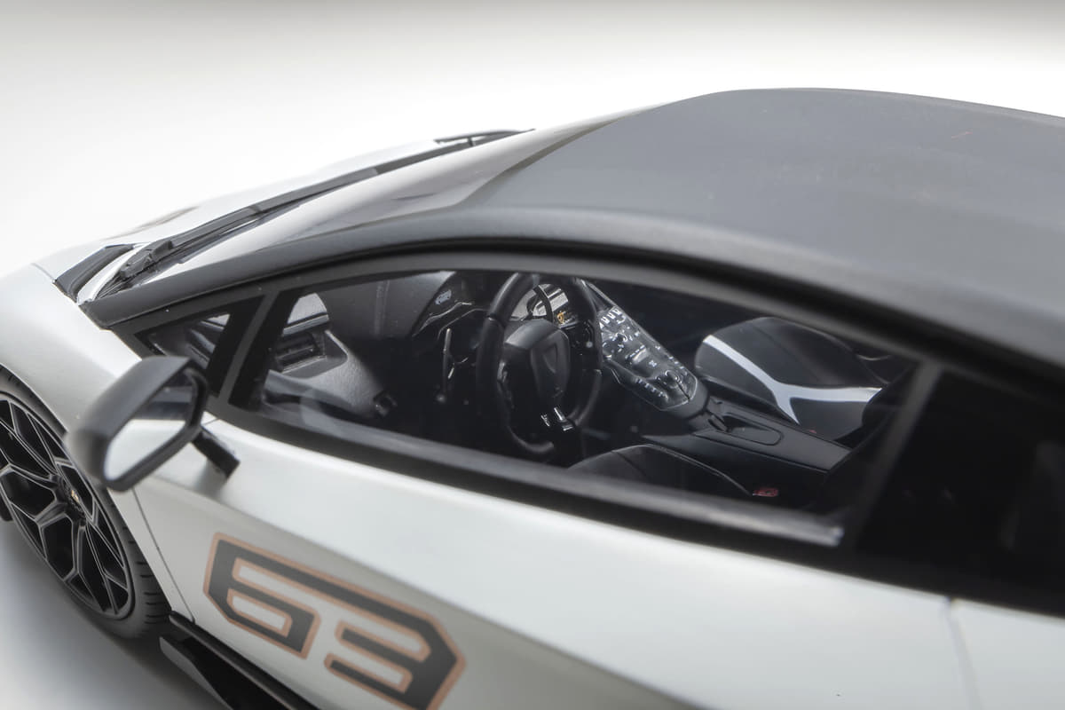 青島文化教材社と京商のランボルギーニ・アヴェンタドールSVJ63とムルシエラゴのミニカー