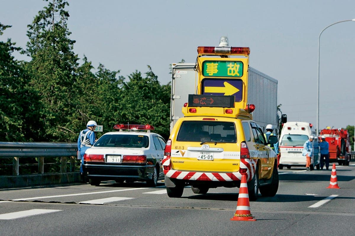 特殊車両が持つ回転灯の役割 赤色 黄色 青色 緑色 紫色はどんな意味がある Auto Messe Web カスタム アウトドア 福祉車両 モータースポーツなどのカーライフ情報が満載