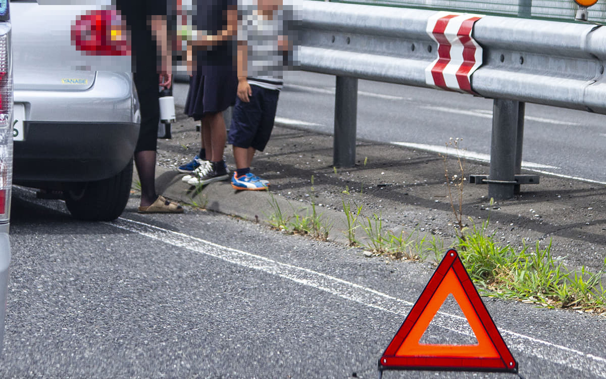 画像ギャラリー 高速道路上でクルマが動かなくなった 命を守るための行動と非常信号用具の使い方 画像6 Auto Messe Web カスタム アウトドア 福祉車両 モータースポーツなどのカーライフ情報が満載