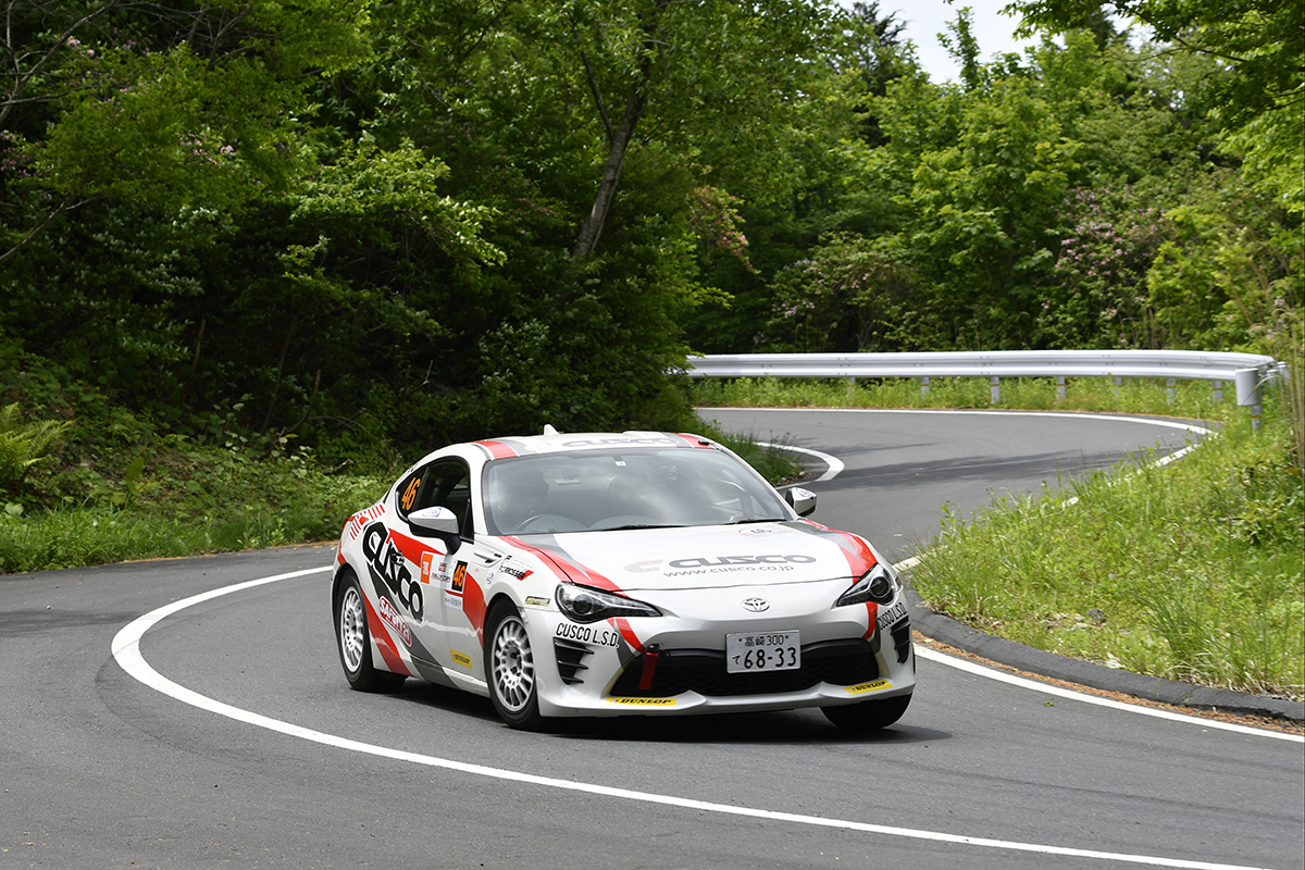 全開走行の車内でノートを読むラリーのコ ドライバーも酔う ラリー女子に聞く クルマ酔い 対策とは Auto Messe Web カスタム アウトドア 福祉車両 モータースポーツなどのカーライフ情報が満載