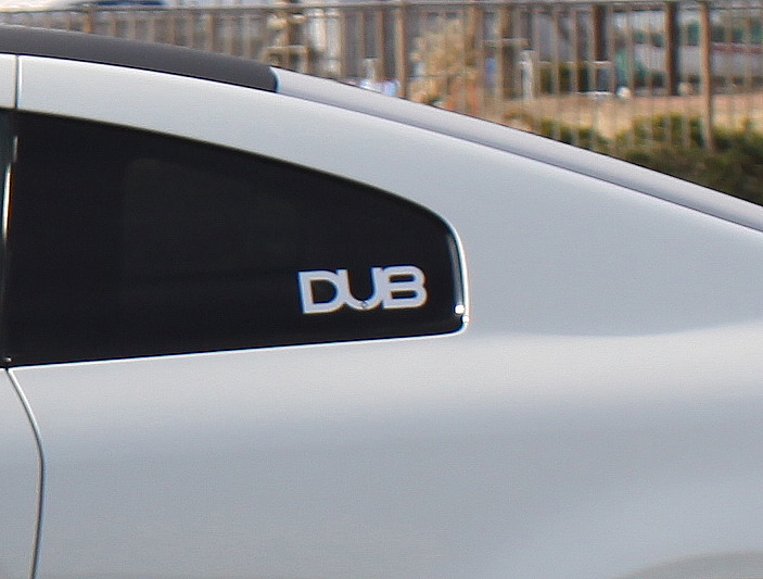D A D Dub ツイン日の丸 カスタムカーの窓に見かけるステッカーは一体何もの Auto Messe Web カスタム アウトドア 福祉車両 モータースポーツなどのカーライフ情報が満載 2ページ目