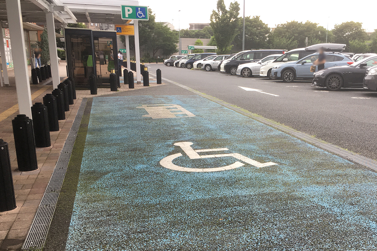 障害者用の駐車スペースは、健常者であれば空いているから停めるのではなく、開けたままにしておくべきもの 〜 画像1